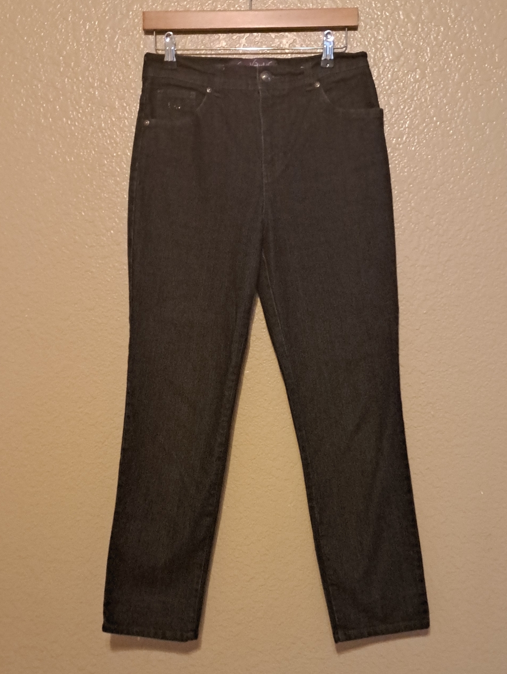Gloria Vanderbilt Straight-Leg Jeans in Black. Size 8.